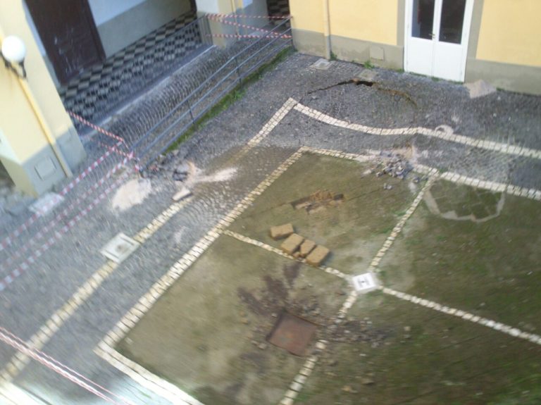 Aversa: sprofonda il cortile della biblioteca, struttura senz’acqua. Disagi senza fine per l’utenza