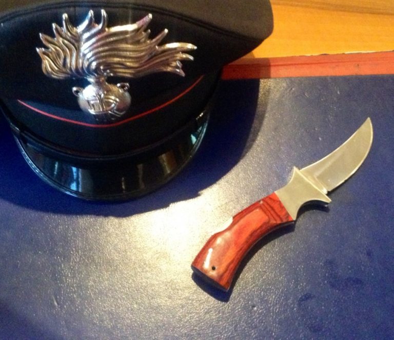 Atripalda: si azzuffano per una ragazza e spunta un coltello, 5 giovani denunciati