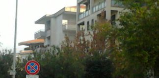 Aversa: segnaletica creativa in via Giotto, divieto di sosta e fermata ‘a tempo’ sotto casa consigliere