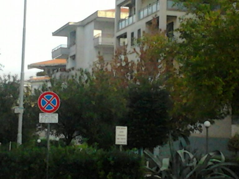 Aversa: segnaletica creativa in via Giotto, divieto di sosta e fermata ‘a tempo’ sotto casa consigliere