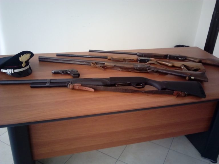 Minaccia la fidanzata e i carabinieri con un fucile, 32enne arrestato in Irpinia