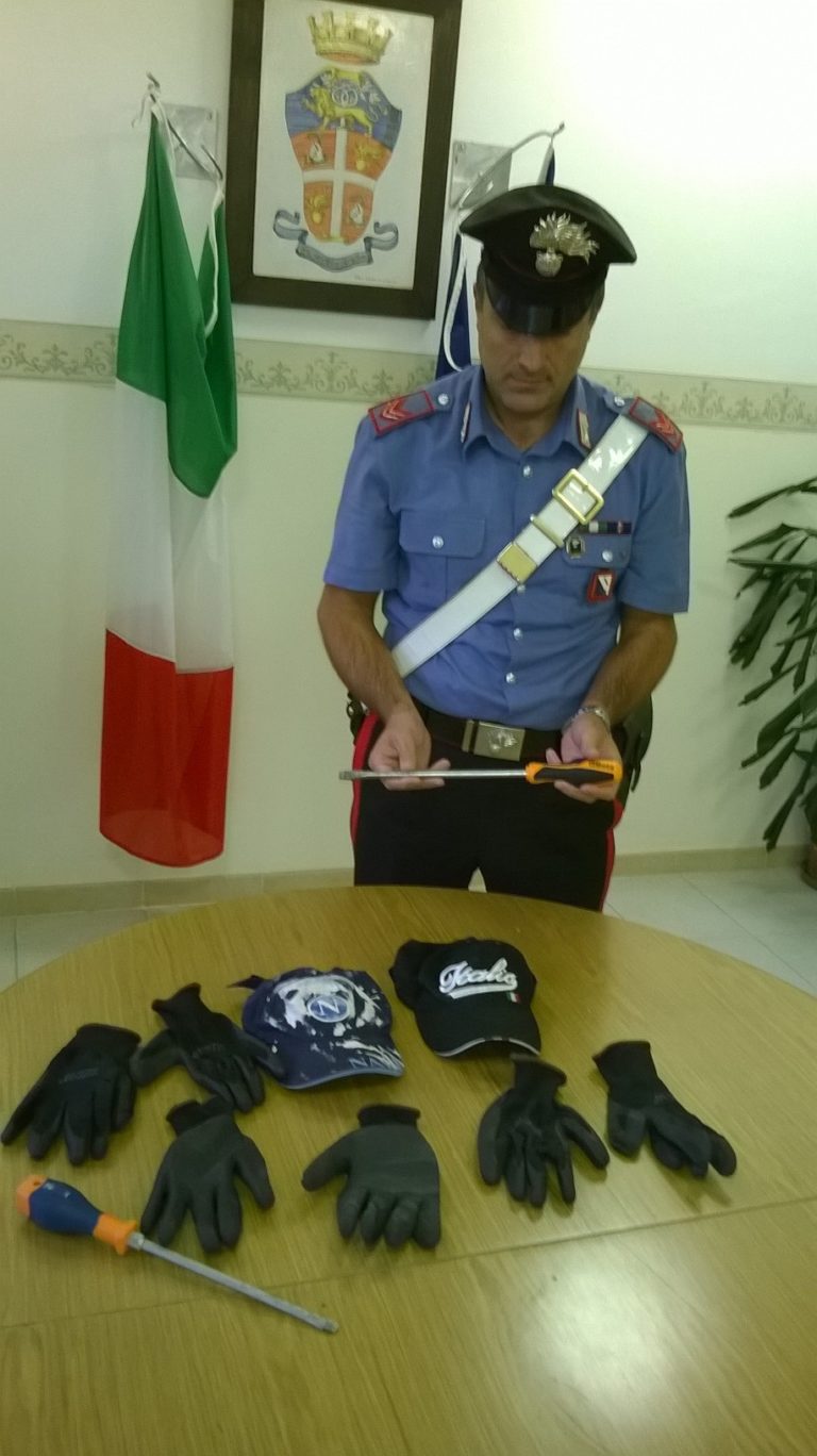Furto nel comune di Amorosi, rintracciati altri complici: uno dei malviventi si lancia dal balcone per evitare arresti