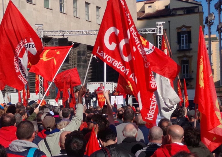 20mila in corteo con la Fiom a Napoli, Landini attacca il premier: delirio di onnipotenza di Renzi