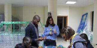 Luci di speranza: bottiglie di plastica per illuminare il Natale nell’Agro aversano