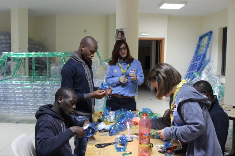 Luci di speranza: bottiglie di plastica per illuminare il Natale nell’Agro aversano