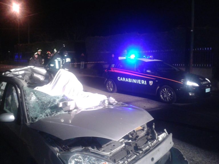 Furgone perde il carico di barre di piombo, colpite due auto: conducenti morti sul colpo