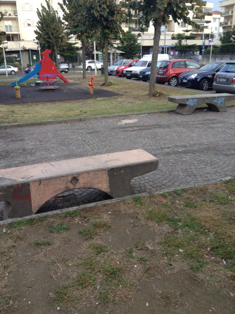Aversa: furti di panchine in via d’Acquisto, installate quelle in cemento