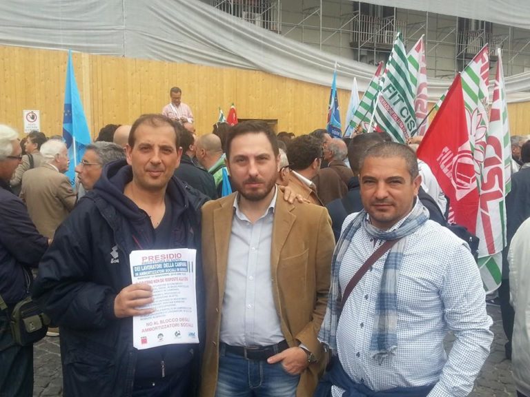 Blocco ammortizzatori in deroga, 2mila salernitani manifestano a Napoli