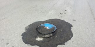 Aversa: toppa d’asfalto in viale Europa, nel bitume anche un segnale stradale FOTONOTIZIA