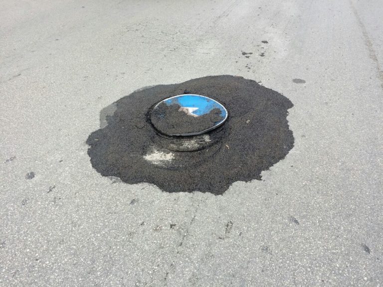 Aversa: toppa d’asfalto in viale Europa, nel bitume anche un segnale stradale FOTONOTIZIA