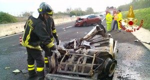 Schianto sull’A16: auto si ribalta e prende fuoco, vigili del fuoco salvano due fratelli dalle fiamme