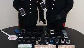 Aversa: erano un incubo per gli studenti, arrestati i rapinatori del ‘Sh bianco’. Recuperati smartphone per migliaia di euro