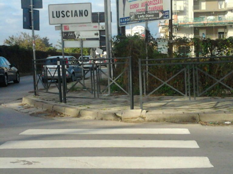 Aversa/Lusciano: incredibile in via Pastore, strisce pedonali nell’incrocio e senza sbocco