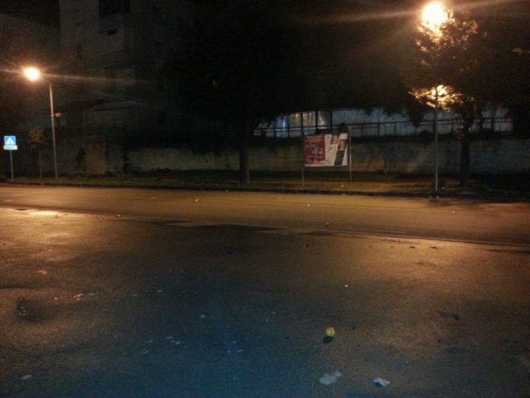 Aversa: vandali in azione, limoni e pietre lanciate contro le auto in corsa su via Saporito