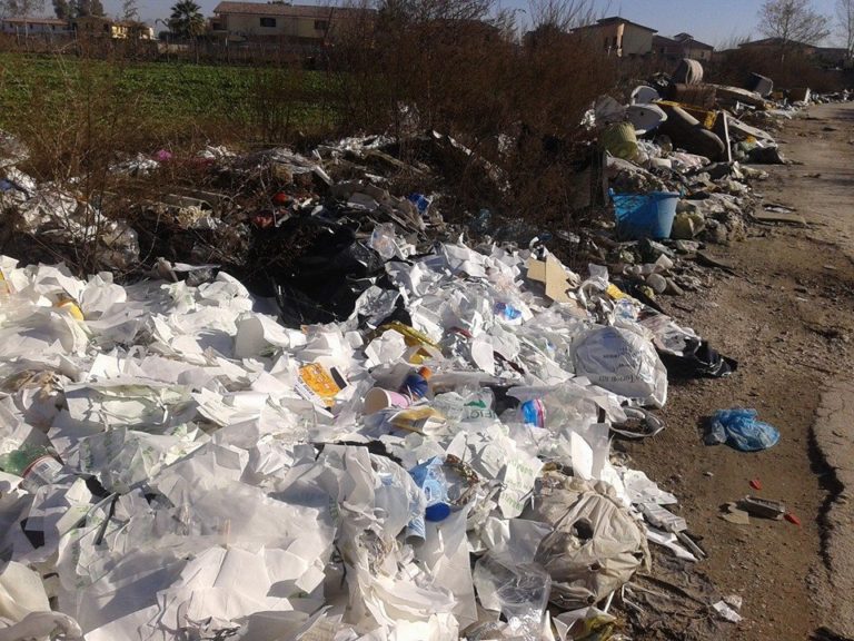 Casal di Principe, Rifiuti in viale Europa: chieste dimissioni assessore