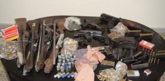 Frignano: kalashnikov, pistole e cartucce in casa, arrestato 42enne