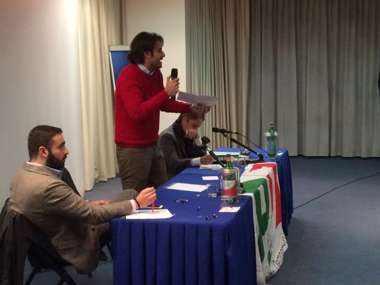 Caos all’assemblea del Pd: urla e contestazioni, lite Abbate-Graziano