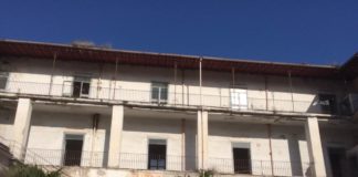 Aversa: furto in piazzetta Don Diana, rubate le porte in ferro dall’ex scuola