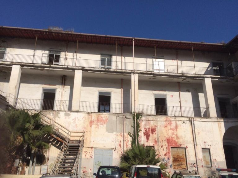 Aversa: furto in piazzetta Don Diana, rubate le porte in ferro dall’ex scuola