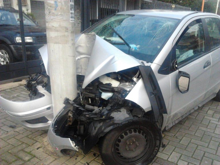 Aversa: due 30enni di Villaricca si schiantano con l’auto contro un palo sulla Variante FOTO ESCLUSIVE
