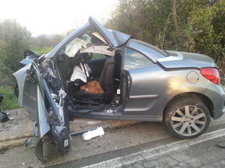 Terribile incidente in Irpinia: giovane perde il controllo dell’auto e si schianta contro un muro, in gravi condizioni LA FOTO
