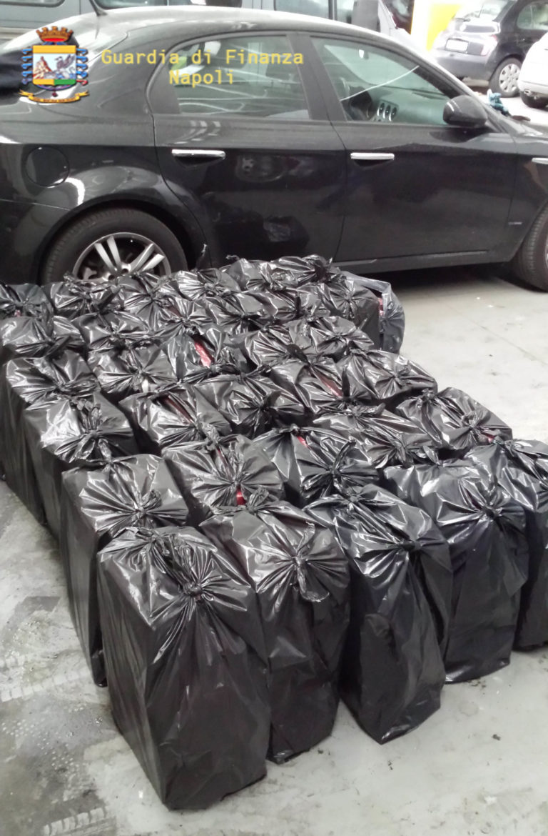 Casalnuovo: blitz contro il contrabbando di bionde, sequestrato capannone: un arresto