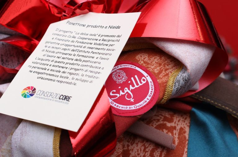 Natale solidale con il panettone ed il portapanettone del Consorzio Co.Re. prodotto in carcere