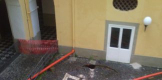 Aversa: cede il cortile della biblioteca, per ripristinare forniture arrivano le tubature ‘volanti’