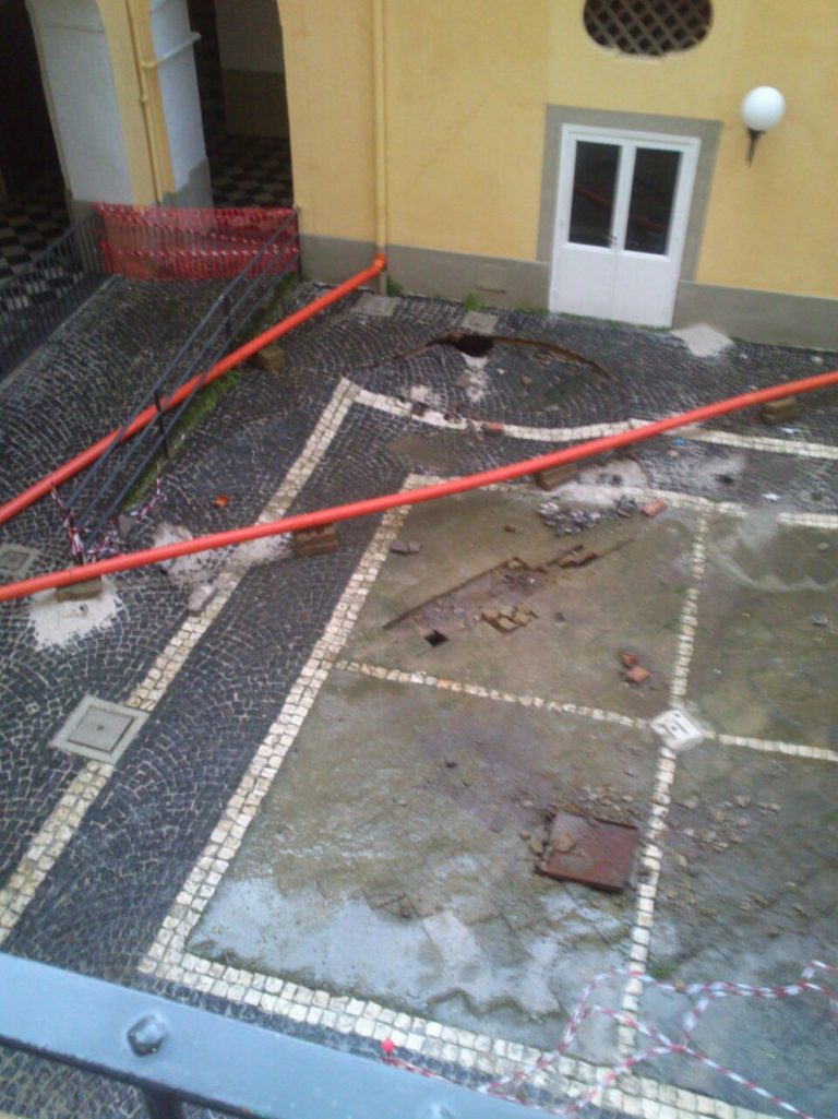 Aversa: cede il cortile della biblioteca, per ripristinare forniture arrivano le tubature ‘volanti’