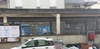 Aversa: vetro non raccolto, marciapiede via Verdi come discarica