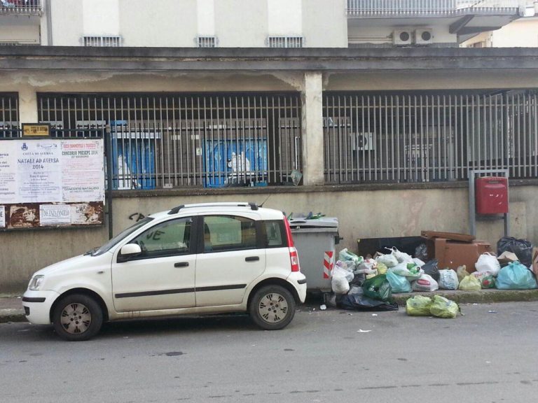 Aversa: vetro non raccolto, marciapiede via Verdi come discarica
