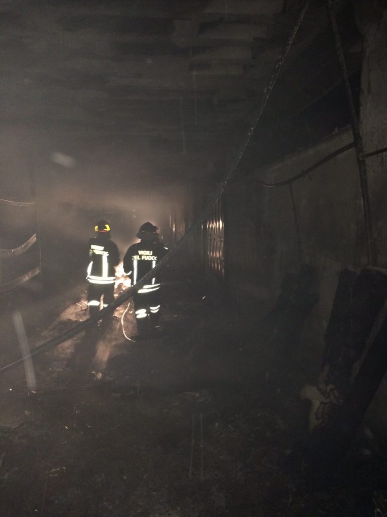 Aversa: incendio distrugge fabbrica in via Michelangelo FOTOGALLERY