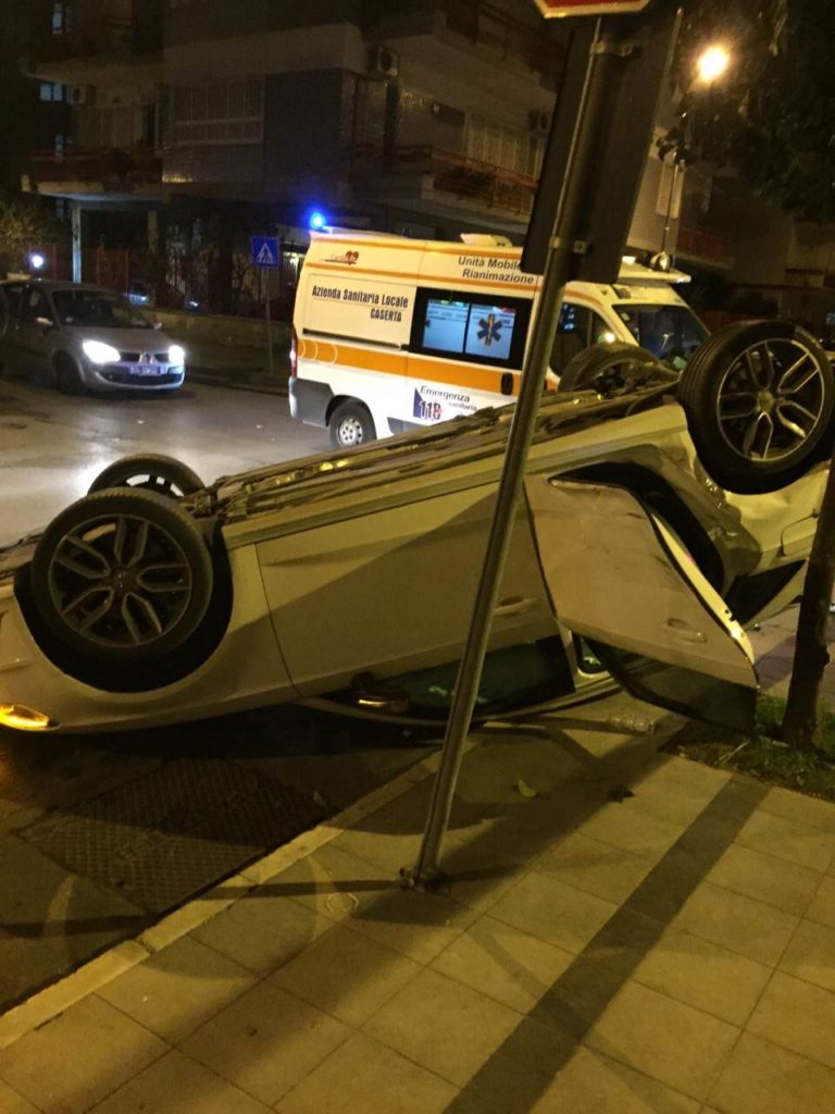 Aversa: terribile incidente tra via Modigliani e via Michelangelo, auto si ribalta LE FOTO ESCLUSIVE