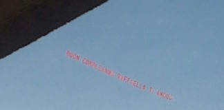 Santa Maria a Vico: compleanno di Raffaella Fico, il fidanzato noleggia aereo per farle auguri FOTO