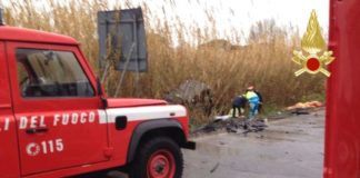 Terribile incidente sulla Domiziana, schianto frontale tra due auto: tre morti e cinque feriti