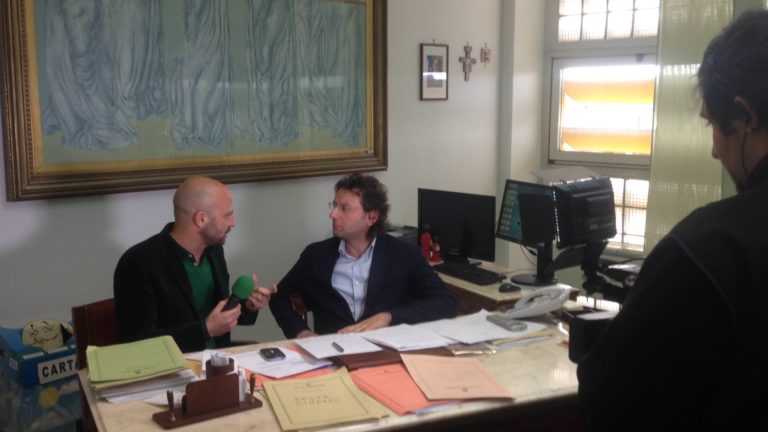 Refezione scolastica e legalità al Comune di Acerra, Luca Abete intervista il Sindaco Lettieri