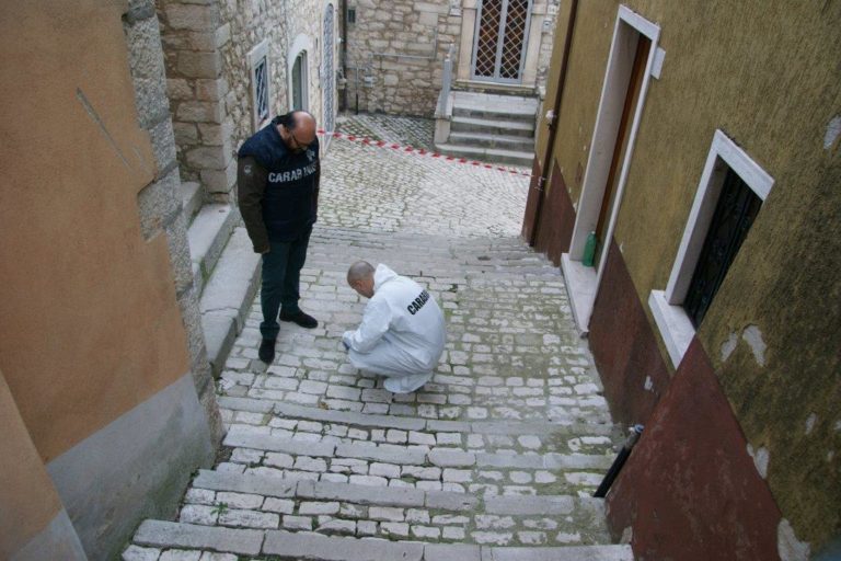 Donna uccisa da 30 coltellate nel Beneventano, l’assassino confessa: raptus omicida durante lite
