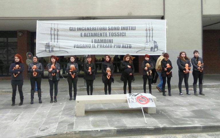 Giugliano, protesta choc contro l’inceneritore: con l’impianto bambini condannati  a morte
