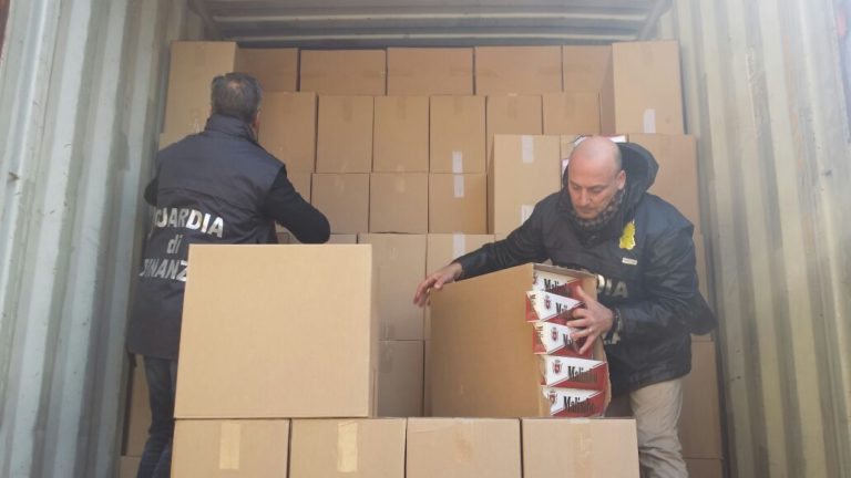 Orta di Atella: scoperto deposito con sigarette di contrabbando, sequestrate 18 tonnellate VIDEO