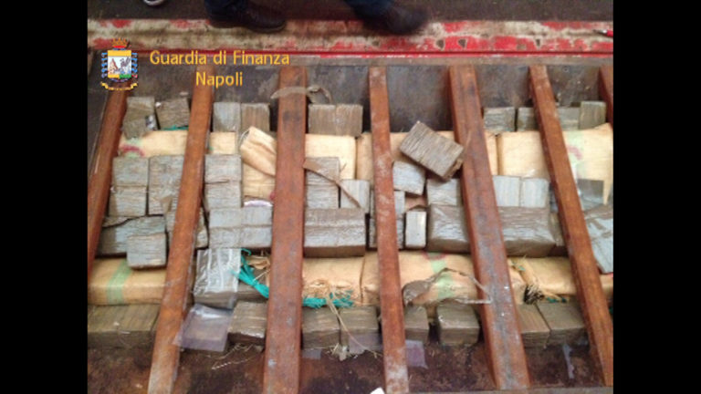 Napoli: bloccato tir dalla Spagna, trasportava una tonnellata di hashish