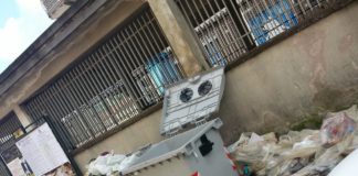Aversa: in via Verdi è sempre la solita storia: marciapiede come discarica vetro FOTO