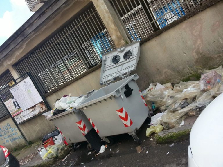 Aversa: in via Verdi è sempre la solita storia: marciapiede come discarica vetro FOTO