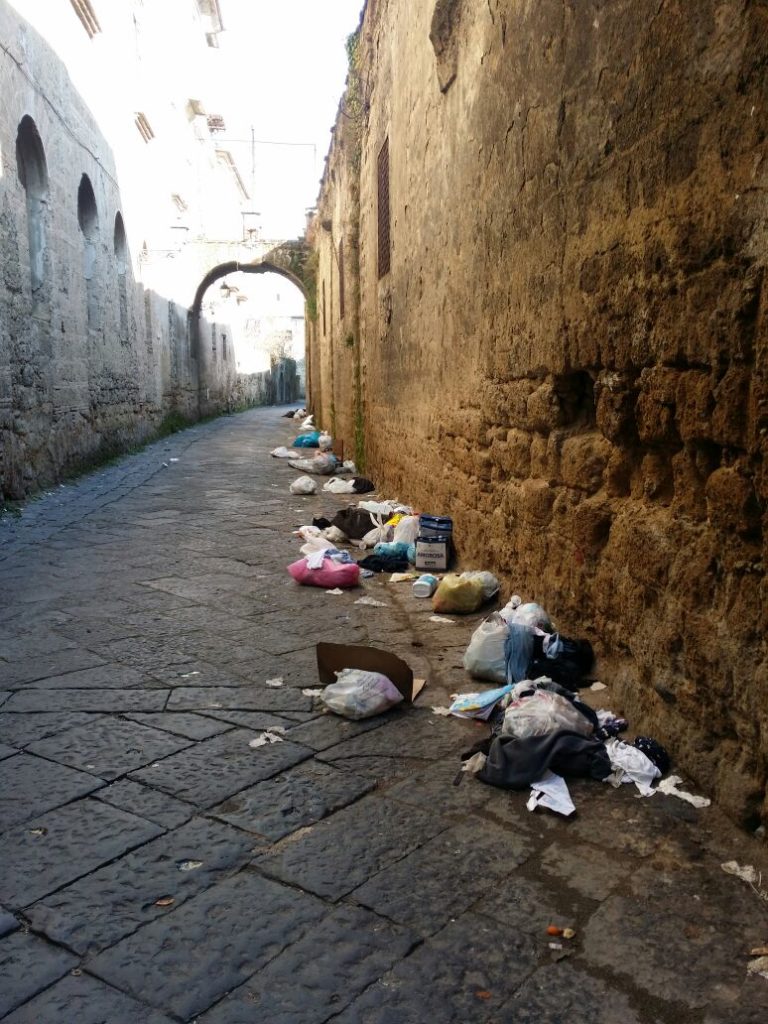Aversa, via Riccardo d’Aversa come discarica: la denuncia del Pd
