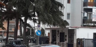 Aversa: ladri in azione in in via De Chirico, auto lasciata senza ruote FOTO