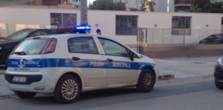 Aversa: auto in sosta sul marciapiede in via Di Jasi, arrivano i vigili