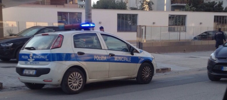 Aversa: auto in sosta sul marciapiede in via Di Jasi, arrivano i vigili