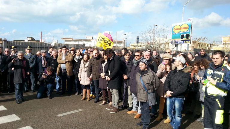 Solidarietà al vicesindaco Benedetto Zoccola, Mondragone scende in piazza contro la camorra