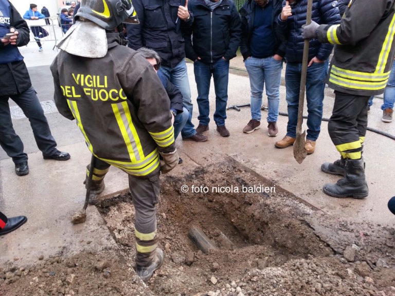 Iovine: le mani del clan su lavori metano, vigili del fuoco scavano a Casapesenna: LE FOTO