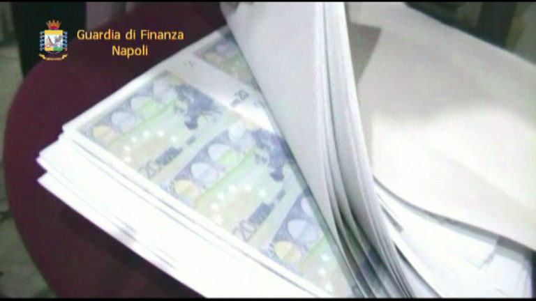 Marcianise: stampavano banconote false, blitz in zona Asi. 3 arresti VIDEO