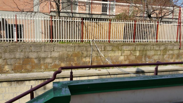 Orta:  il Comune non paga le bollette, l’Enel stacca la luce.  “Fili volanti” collegati alla scuola GUARDA LE FOTO